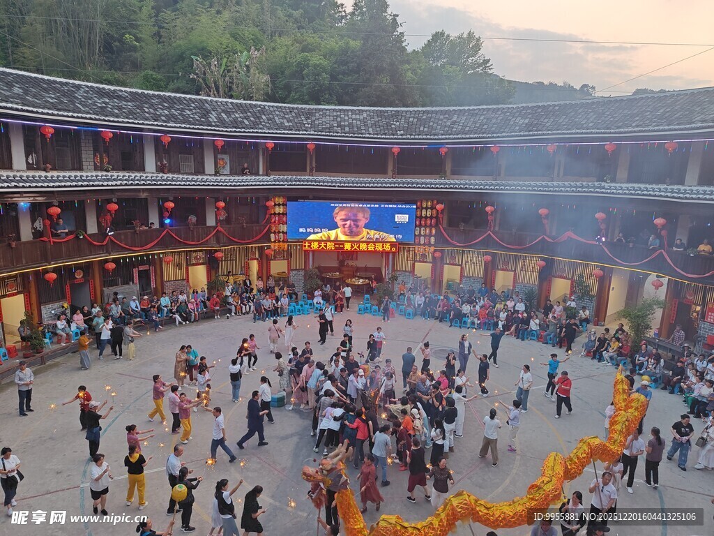 福建厦门热闹古广场上的民俗活动