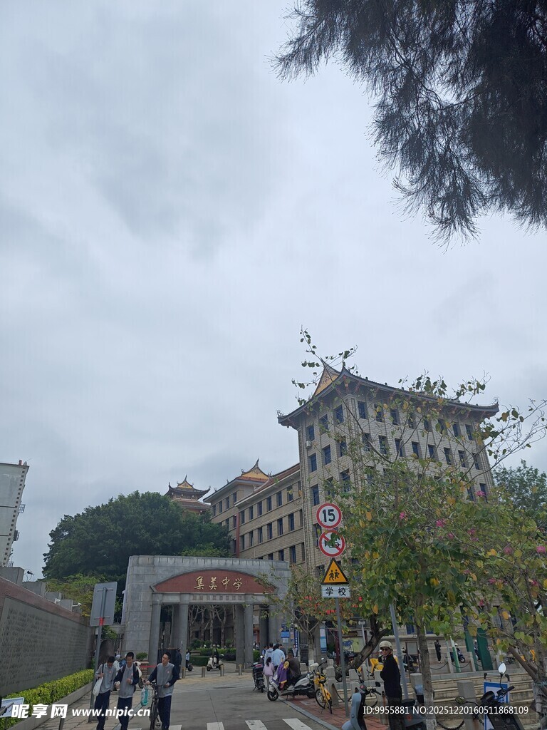 福建厦门校园建筑前的热闹场景