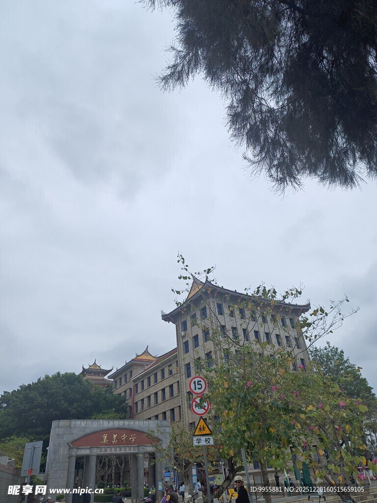 中式风格建筑绿树环绕