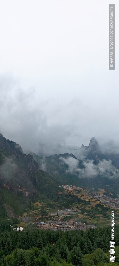 甘肃青海环线云雾缭绕的山峦美景