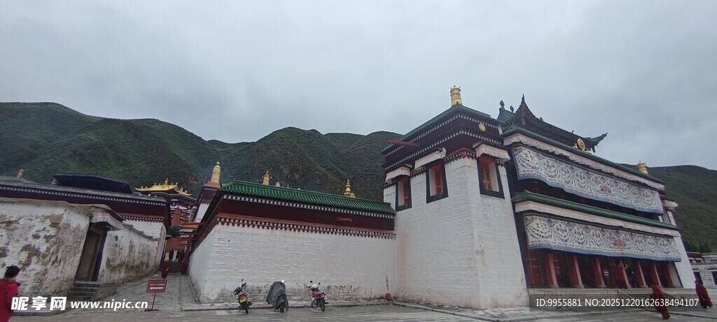 中式古建筑远山相伴