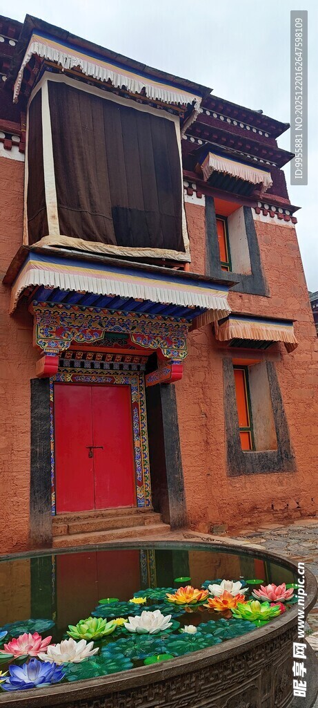 甘肃青海传统建筑前的多彩祈福物