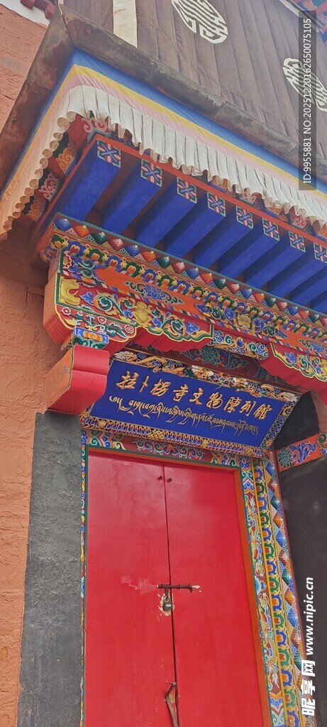 甘肃青海中式红门古建筑屋檐一角