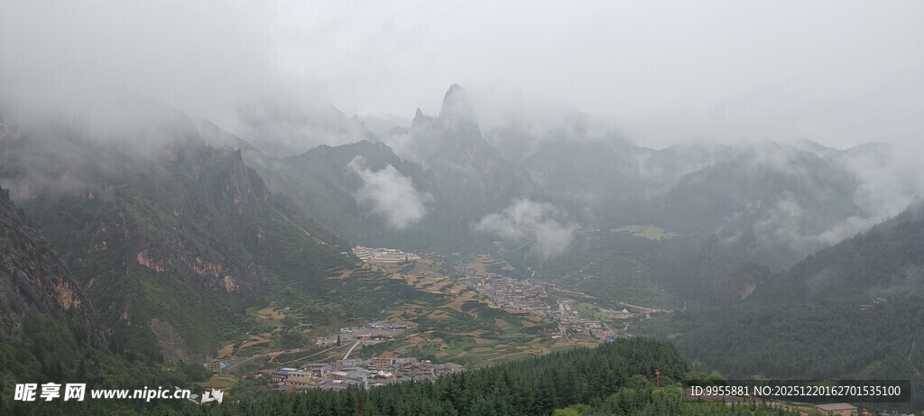 甘肃青海环线云雾缭绕的山间美景