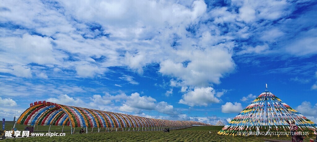 甘肃青海草原上的多彩建筑与蓝天