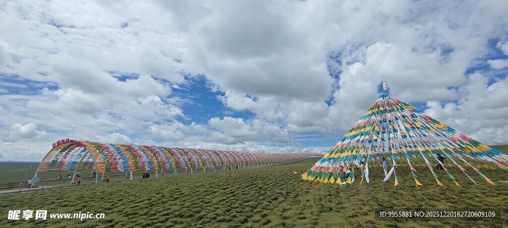 甘肃青海环草原上的多彩帐篷景观