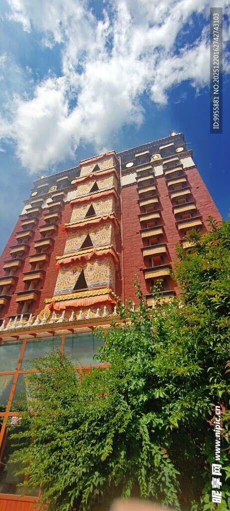 甘肃青海红砖建筑与绿植蓝天白云