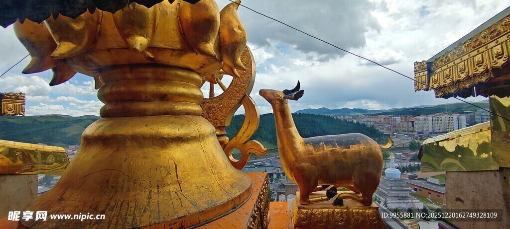 甘肃青海环线金色雕塑与远处风景