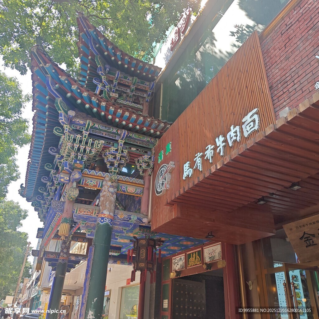 甘肃青海环中式古建旁的茶生活馆