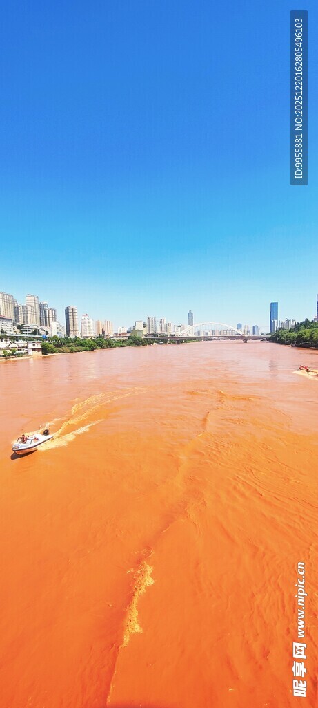 甘肃青海环线橙红色河水景观