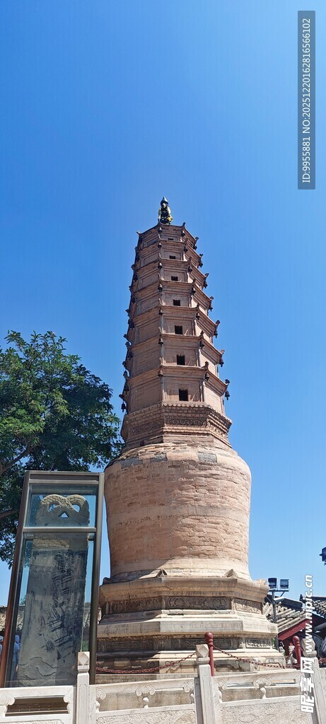 甘肃青海环古老砖塔屹立蓝天之下