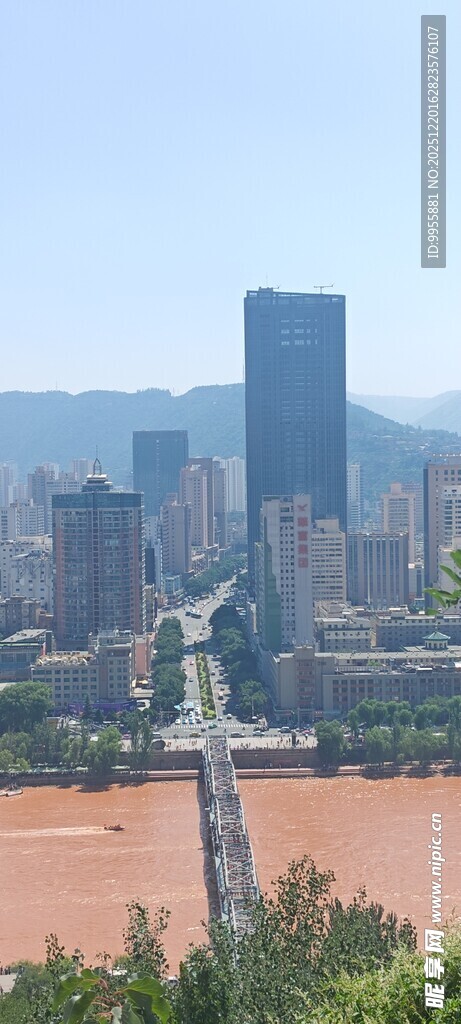 甘肃青海环线江边城市风光