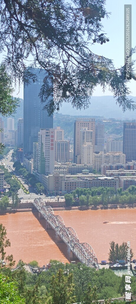 甘肃青海俯瞰城市与开阔广场景观