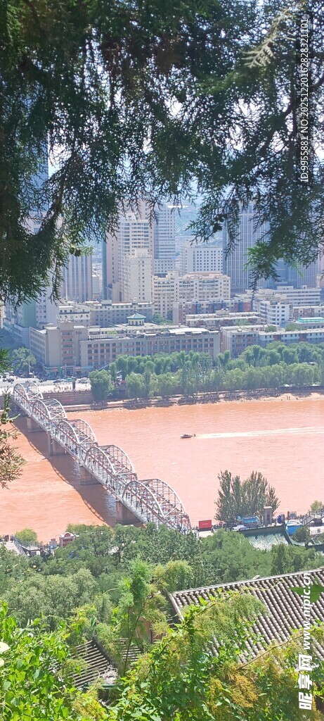 甘肃青海环线俯瞰江水与桥梁景观