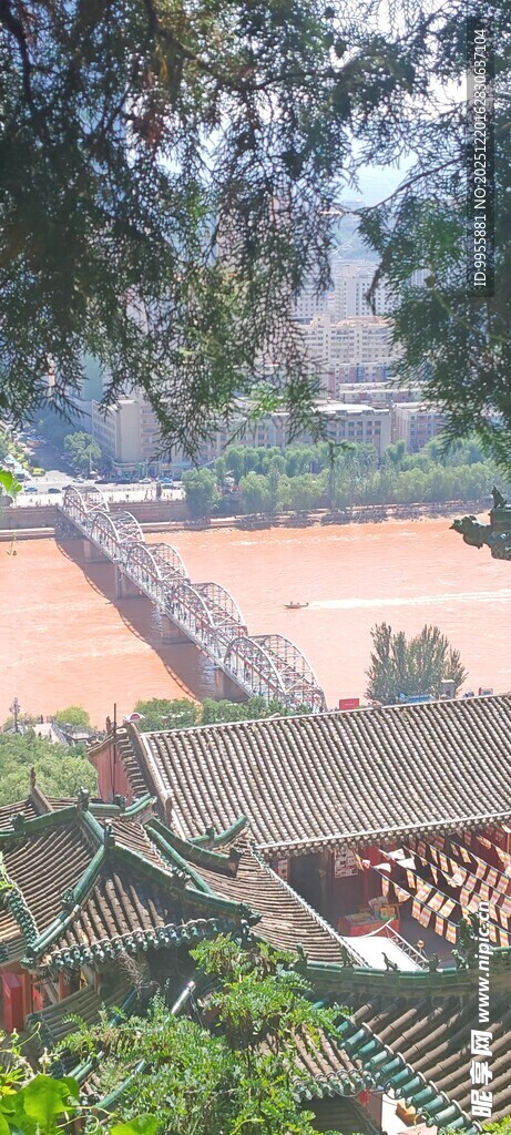 甘肃青海俯瞰中式建筑与河流景观