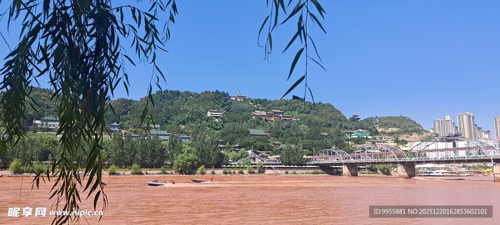 甘肃青海环线河畔风景