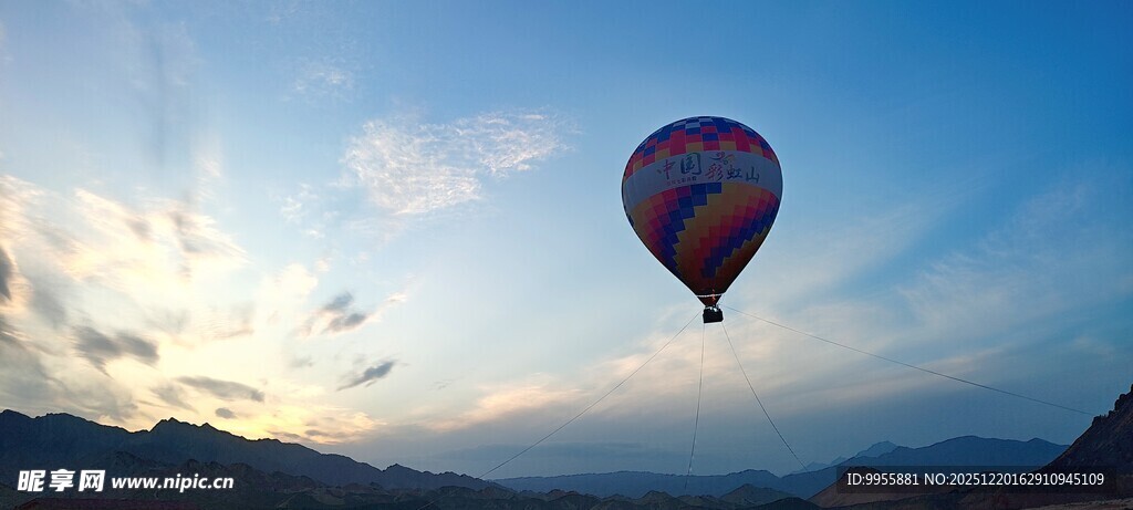 甘肃青海天空中飞翔的彩色热气球