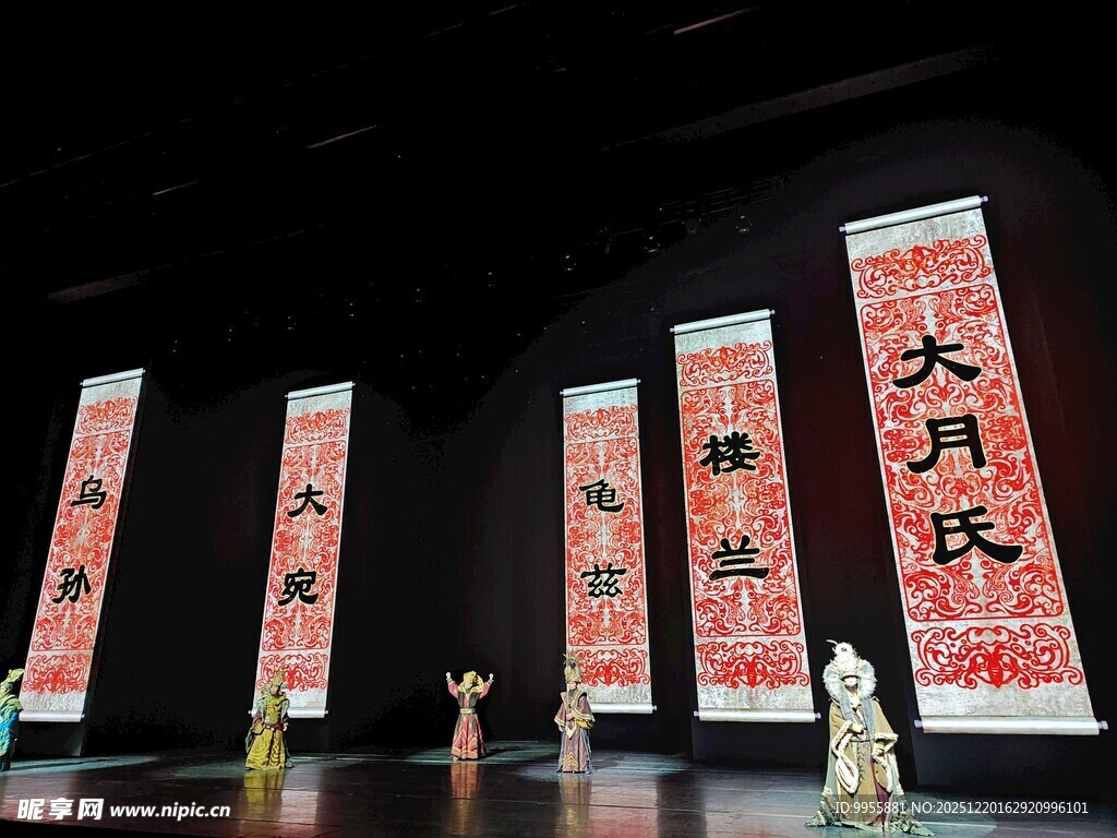 甘肃青舞台上的中式古典表演场景