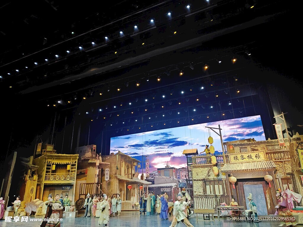 甘肃青海环线舞台上的热闹场景