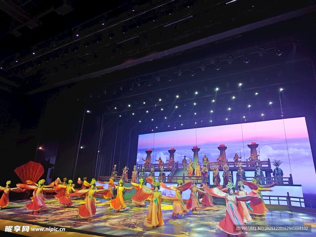 甘肃青海环舞台上的活力舞蹈表演