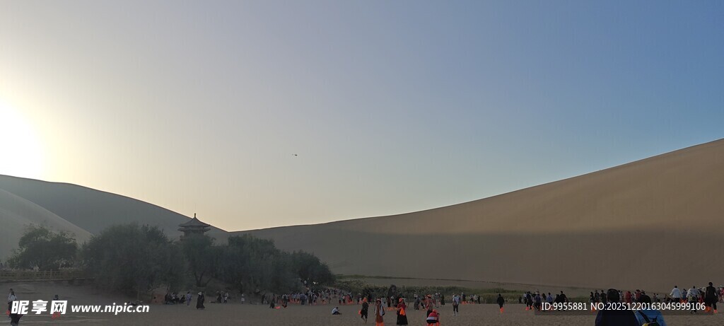 甘肃青海环线沙漠日落景象