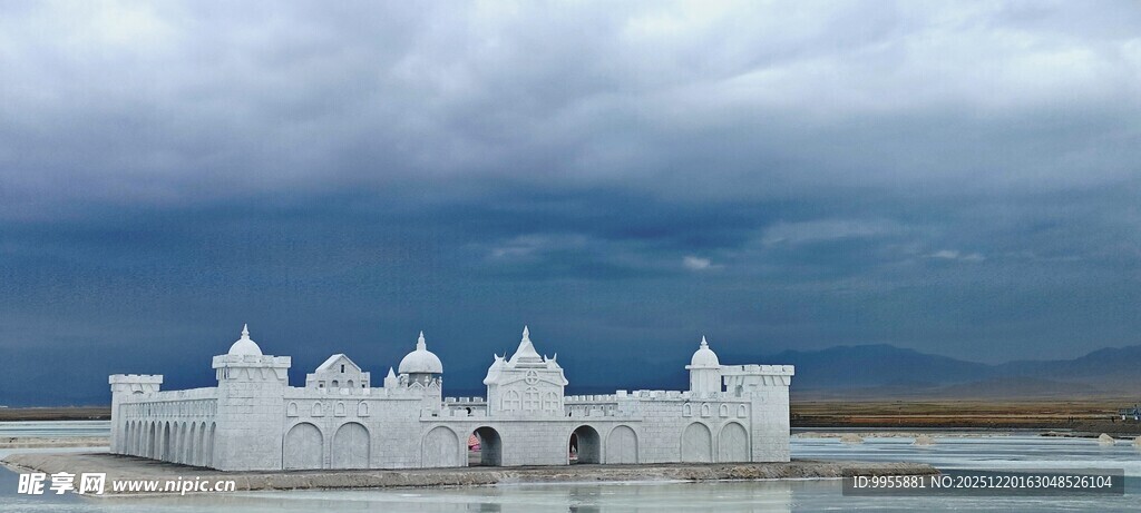 甘肃青海环白色建筑群与阴沉天空