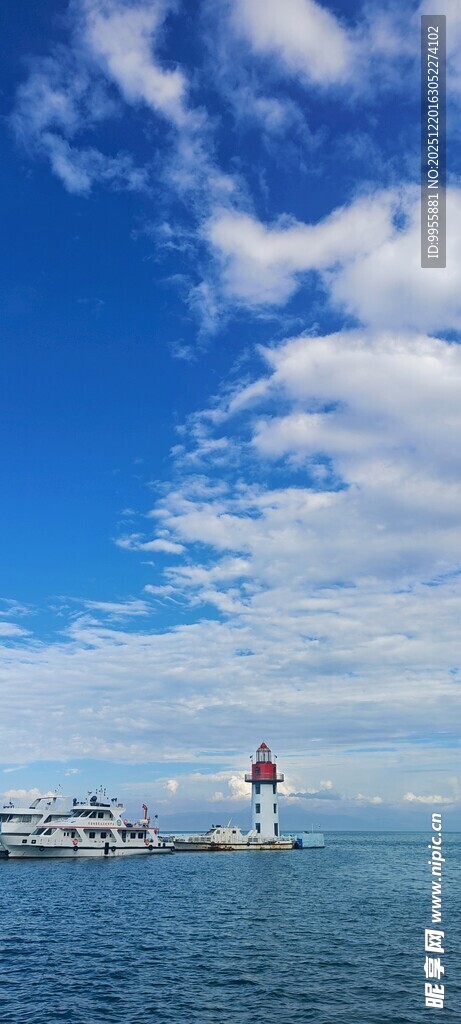 甘肃青海环线海边灯塔与蓝天美景