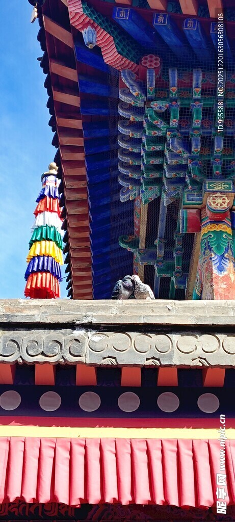 甘肃青海中式古建筑屋檐精美一角