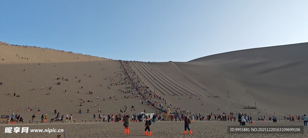 甘肃青海环线沙漠中的人群景观