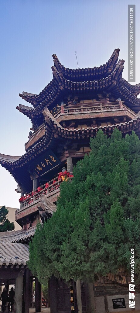 甘肃青海环线中式古建筑塔楼景致