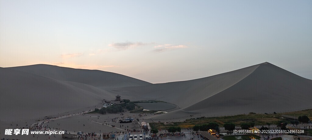 甘肃青海黄昏下的沙漠与远山景色