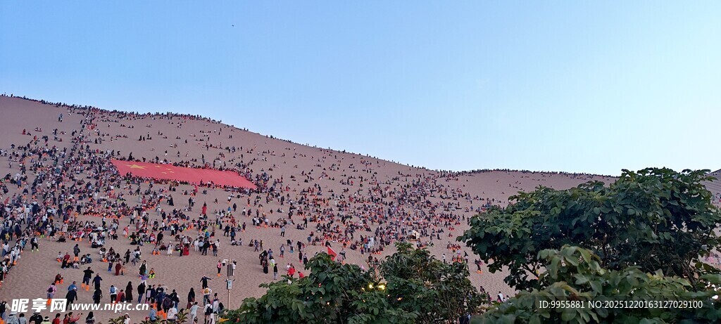 甘肃青海环线山坡人群景观