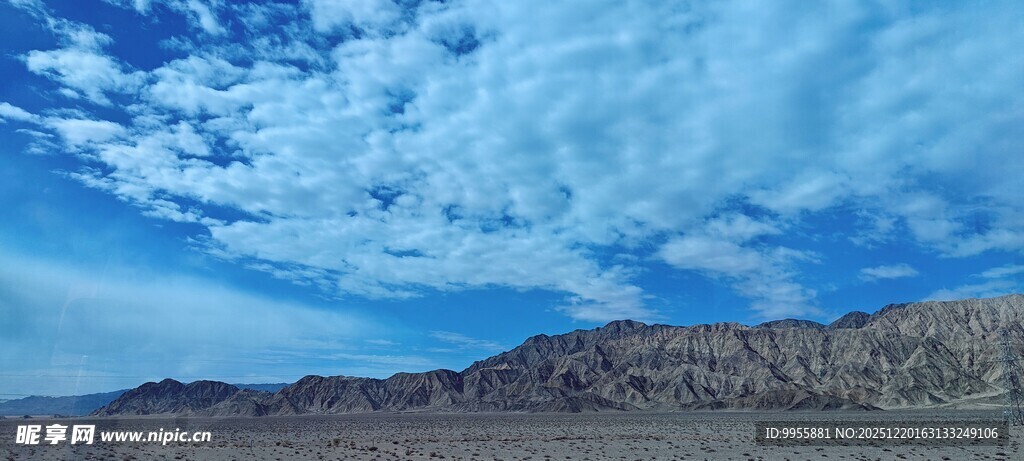 甘肃青海环线蓝天之下的壮阔山峦