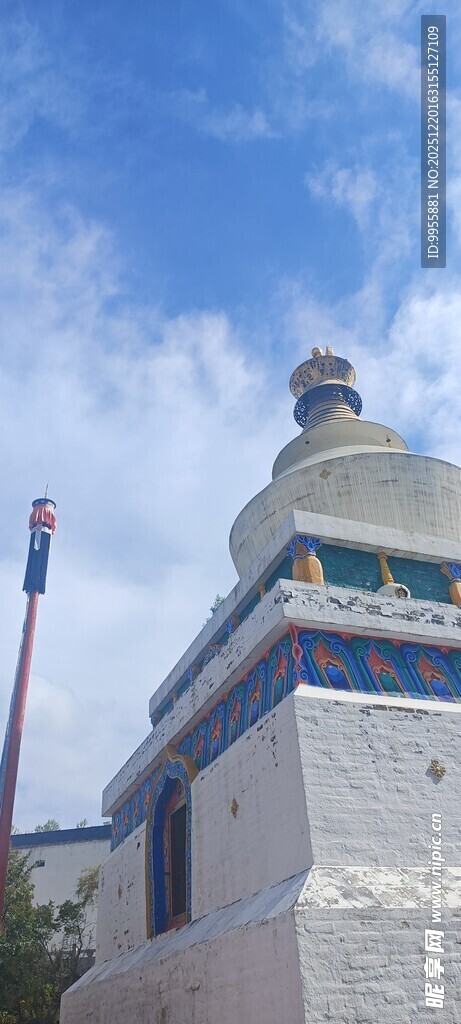 藏式建筑顶蓝天白云相伴