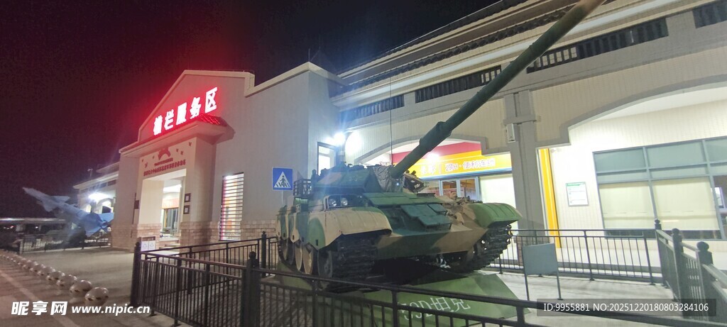 美食美味夜晚街边店铺前的工程车