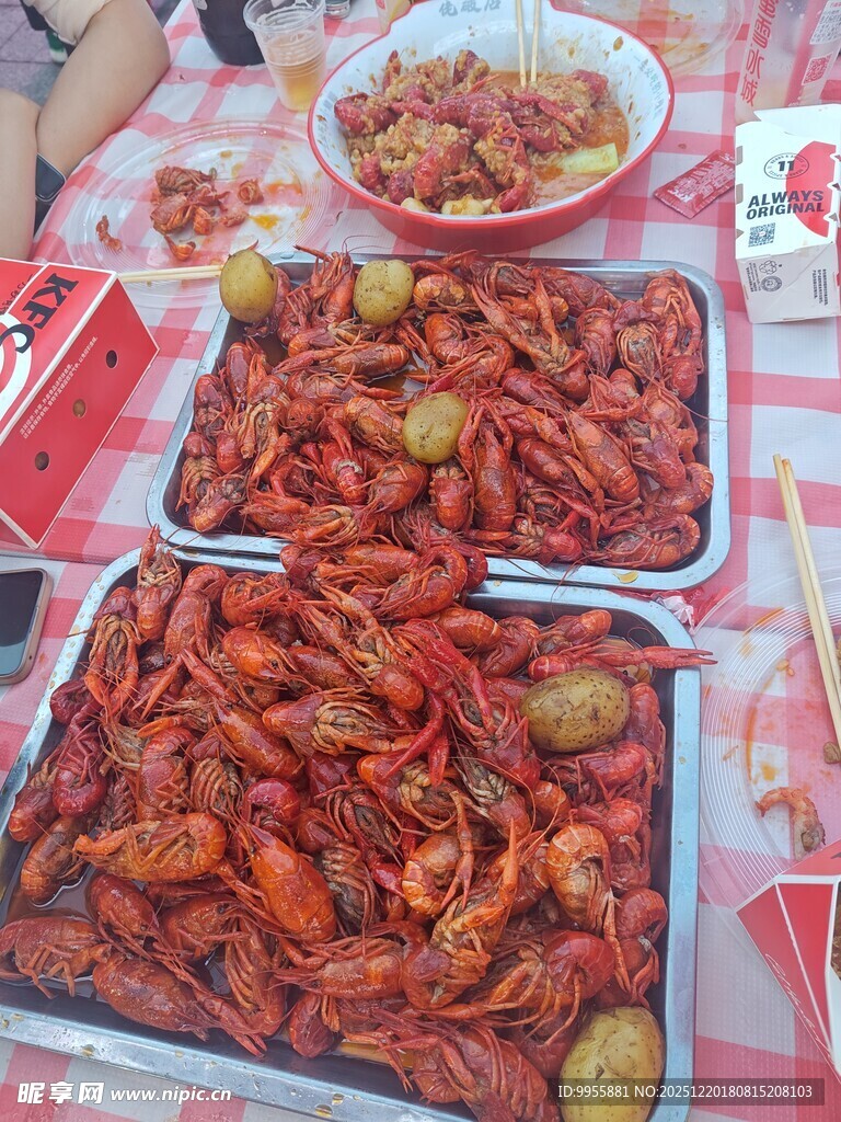 美食美味美味小龙虾摆满桌