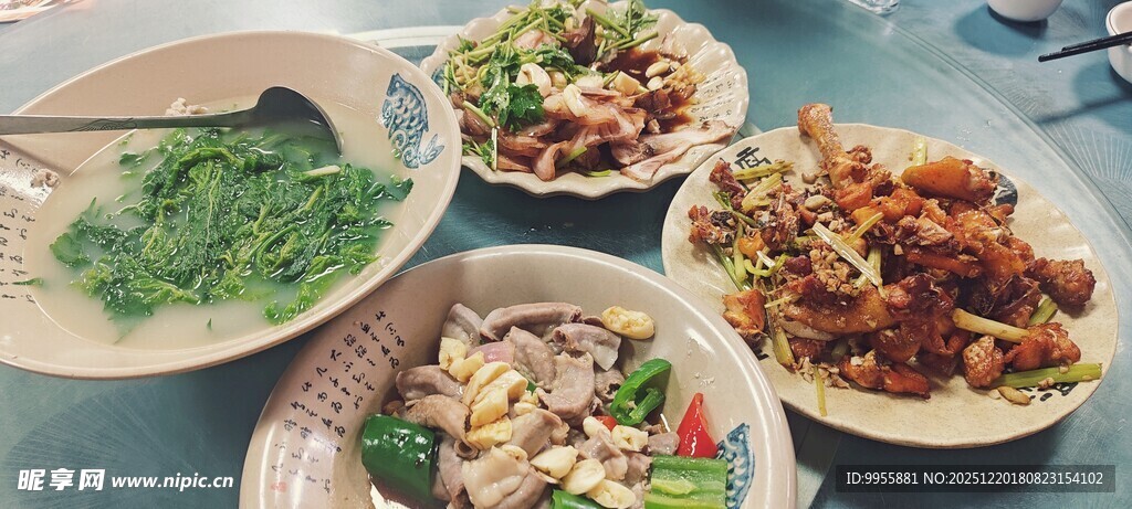 美食美味多样美味菜肴摆上餐桌