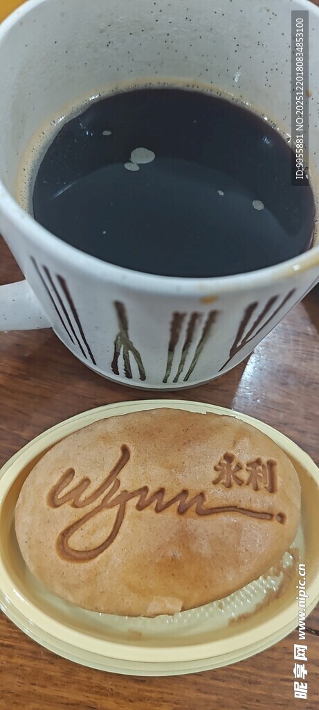 美食美味木质杯垫上的深色饮品