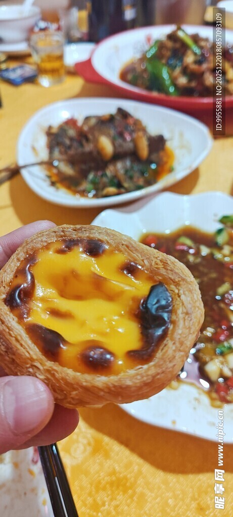 美食美味手持美味蛋挞的美食瞬间