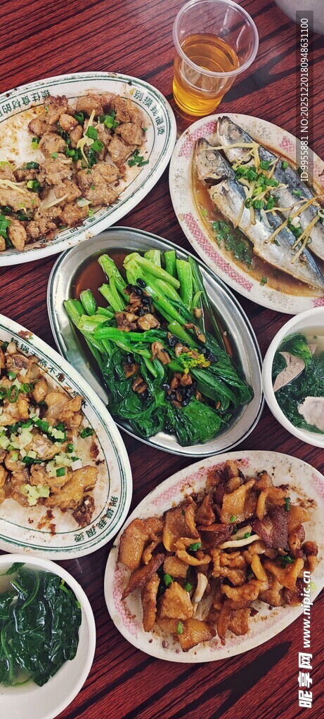 美食美味丰盛中式菜肴摆满一桌