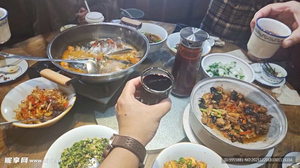 美食美味聚餐场景中的丰盛美食