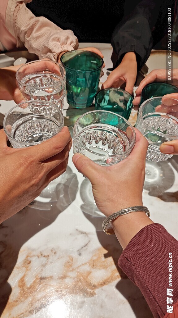 美食美味众人举杯共饮欢乐时刻