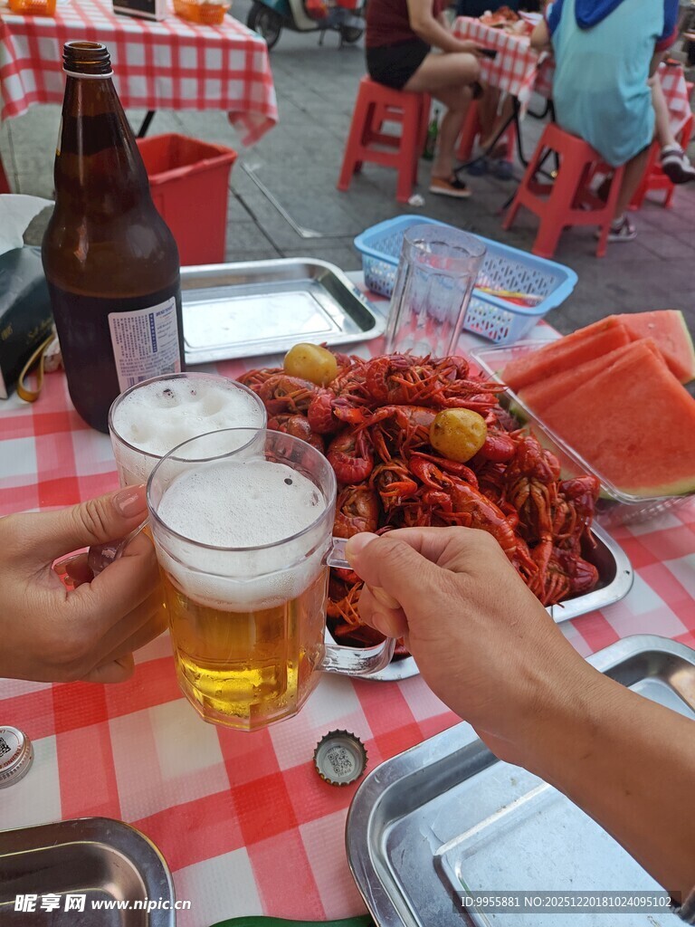 美食美味夏日户外啤酒小龙虾聚会