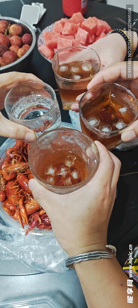 美食美味举杯共饮的欢乐聚餐时刻