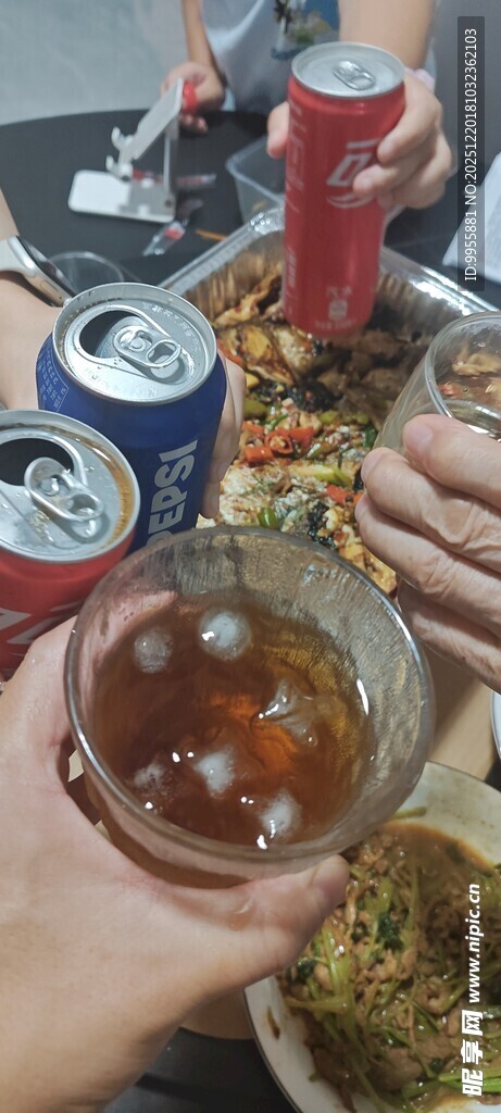 美食美味举杯畅饮的休闲聚会时刻