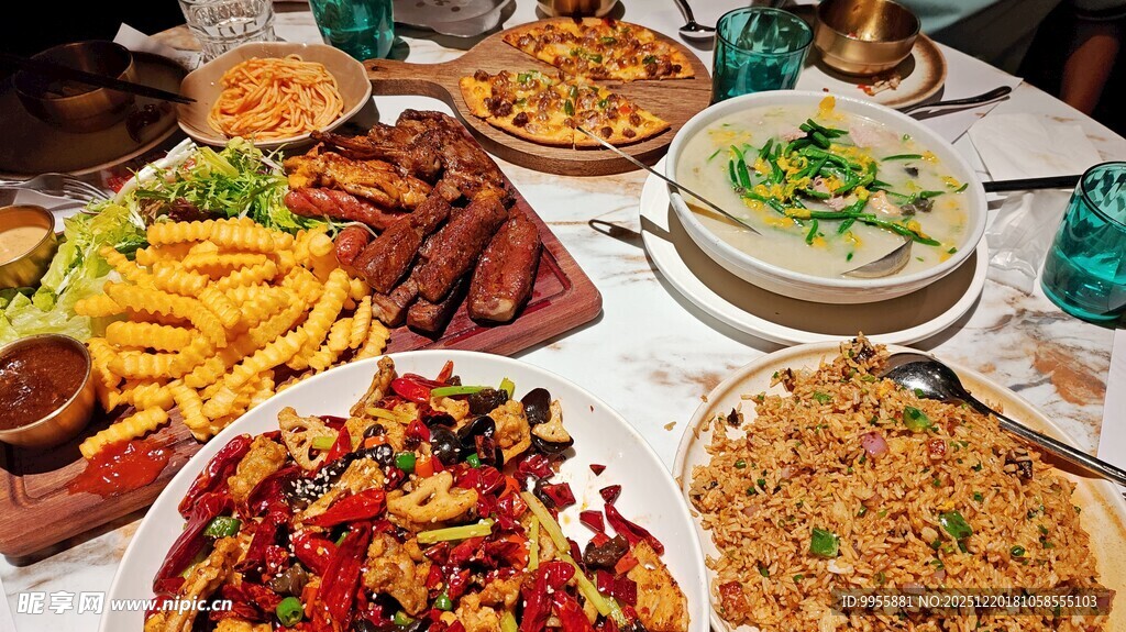 美食美味丰盛美味的多样美食拼盘