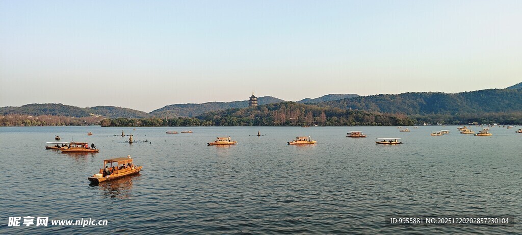 华东樱花湖面上的船只与远景风光
