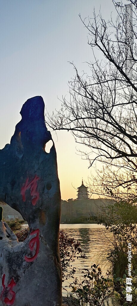 华东樱花湖边彩色艺术雕塑