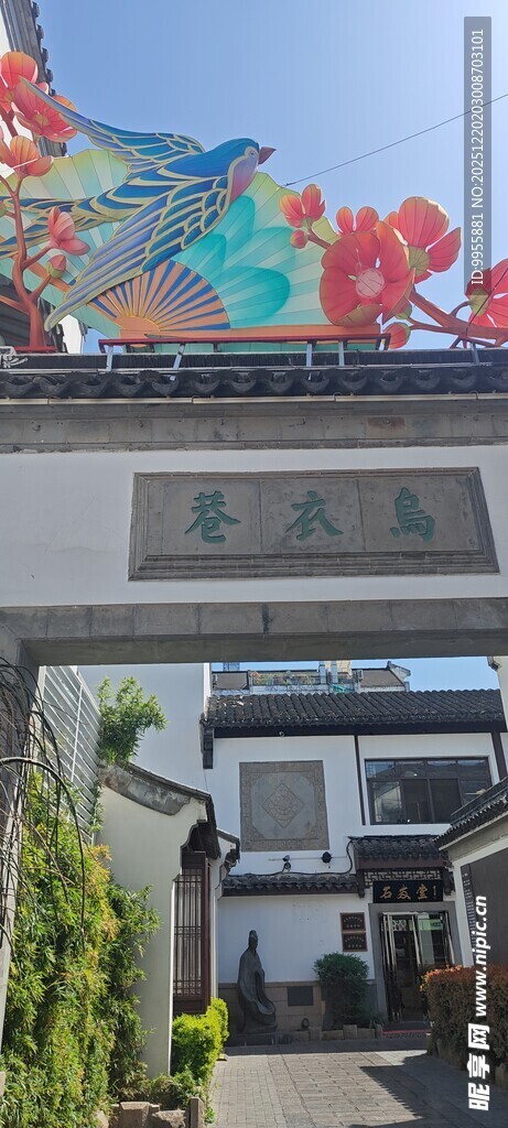 华东樱花中式牌坊下的古朴景致