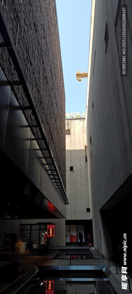 华东樱花狭窄巷道中的车辆与建筑